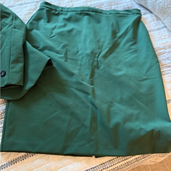 Nicole Miller Green Skirt Suit set - Large blazer and XL skirt - Picture 2 of 11